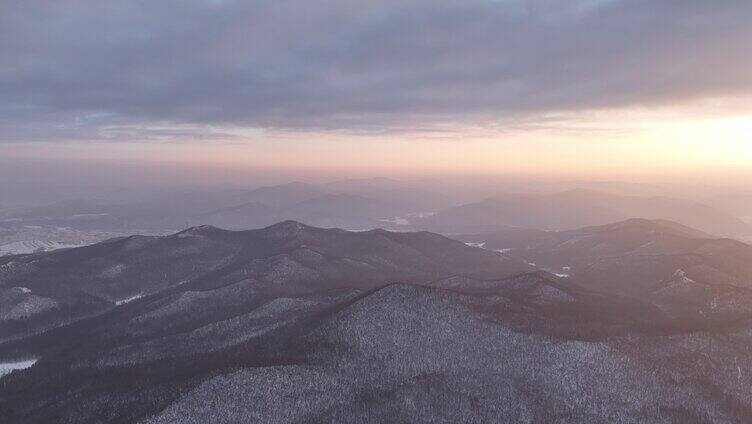 航拍呼伦贝尔冬季山区山林暮雪