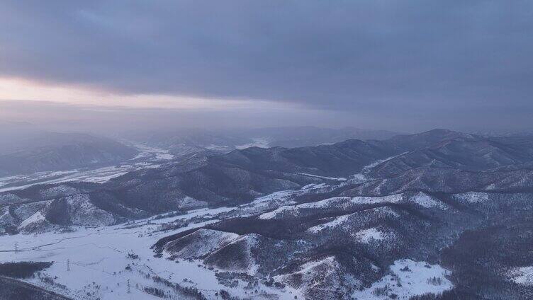 航拍呼伦贝尔冬季山区山林暮雪