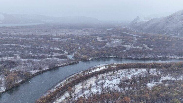 航拍秋季湿地河流风雪交加