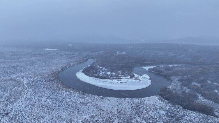 航拍秋季湿地河流风雪交加