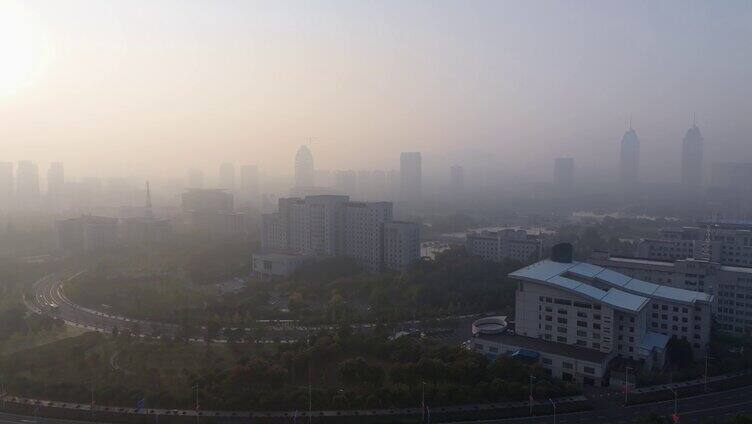 晨雾下的枣庄袁山寨下的枣庄城