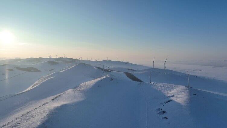 内蒙古雪原山岭和风力发电场