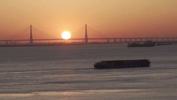 江面大船行驶