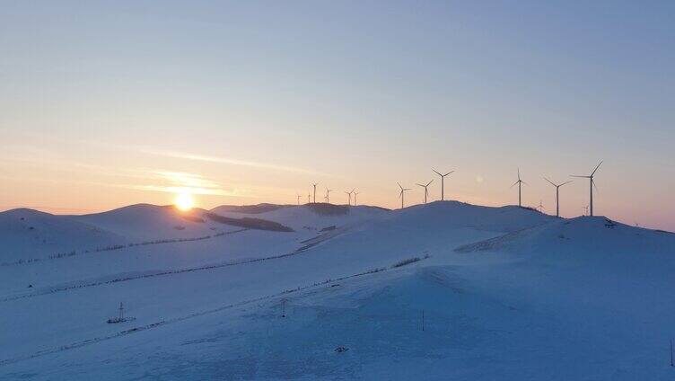 内蒙古雪原山岭和风力发电场