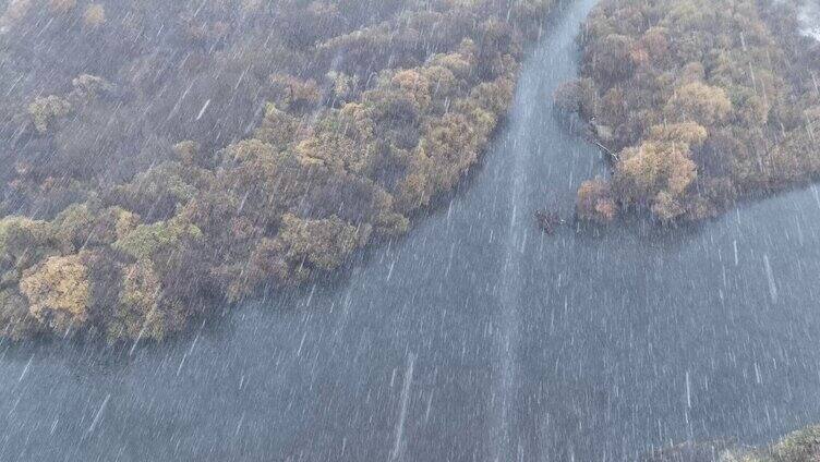 航拍秋季湿地河流风雪交加