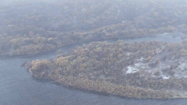 航拍秋季湿地河流风雪交加