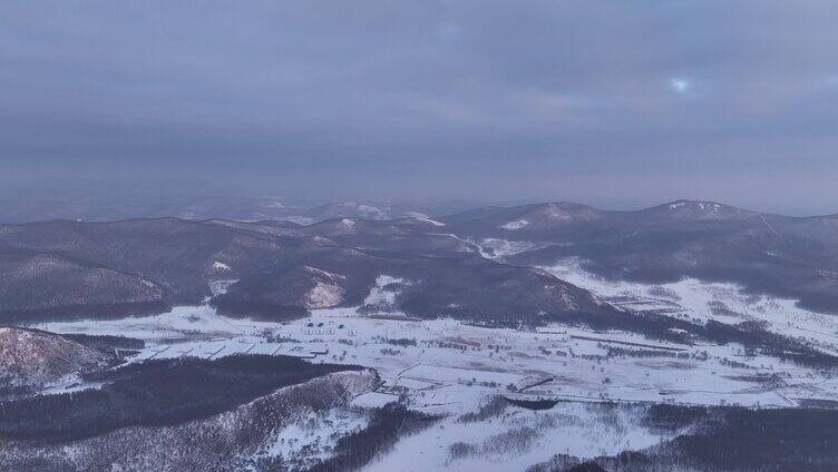 航拍呼伦贝尔冬季山区山林暮雪