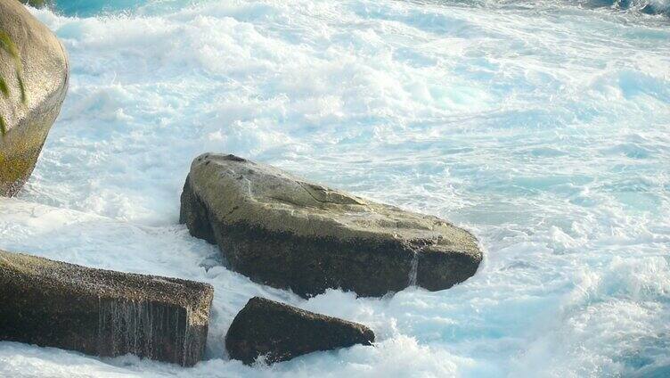 海水浪花拍打石头