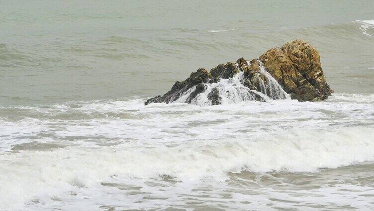 大海中的石头海浪