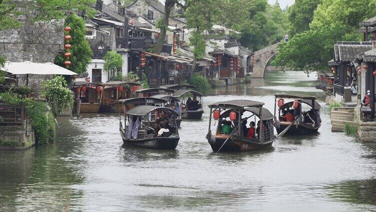 西塘古镇河流上的船只