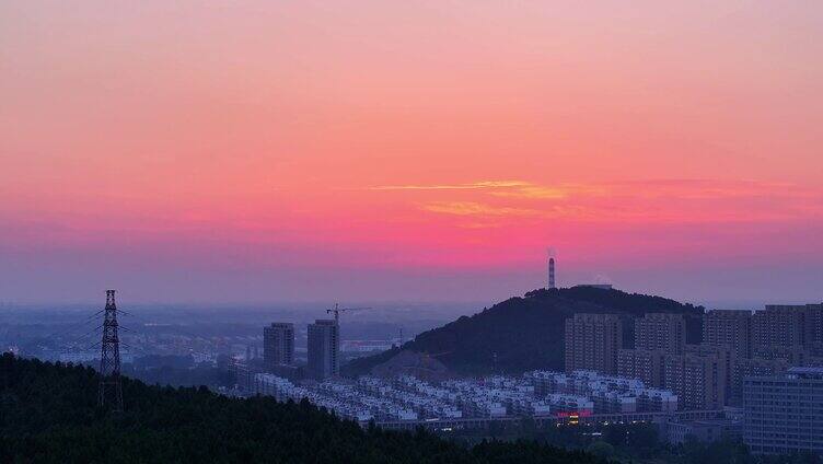 航拍夕阳下的凤凰山和八一电厂红似火