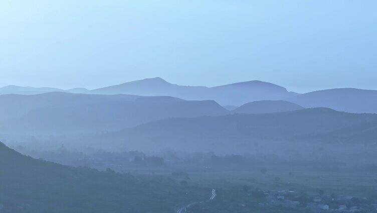 航拍云雾缭绕的枣庄凤凰绿道群山环绕