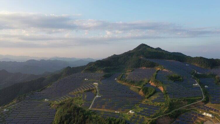 航拍山坡上的光伏发电