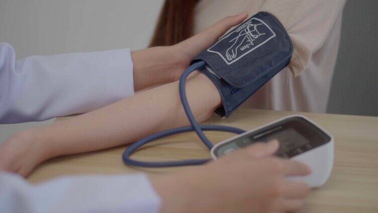 为病人测量血压