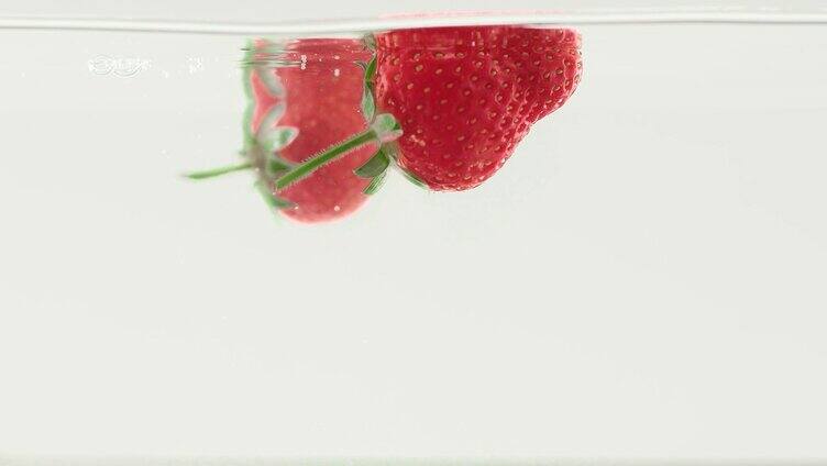 草莓掉入水中特写