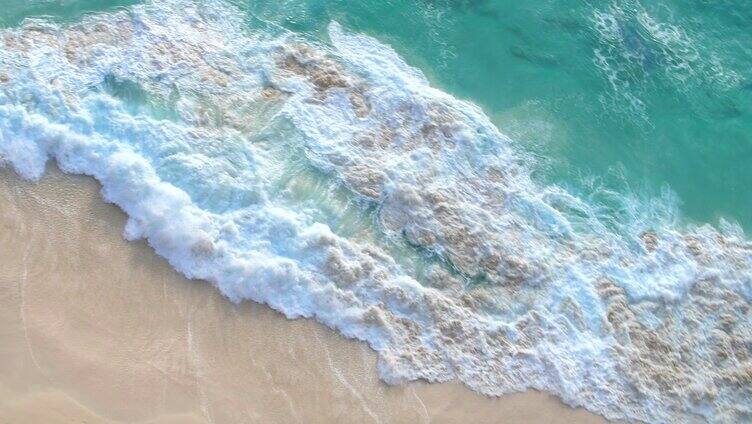 美丽蓝色沙滩和海浪