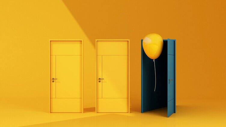 两扇黄色门和一扇蓝色门