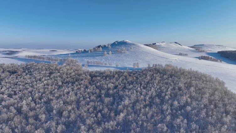 航拍银装素裹的雪原