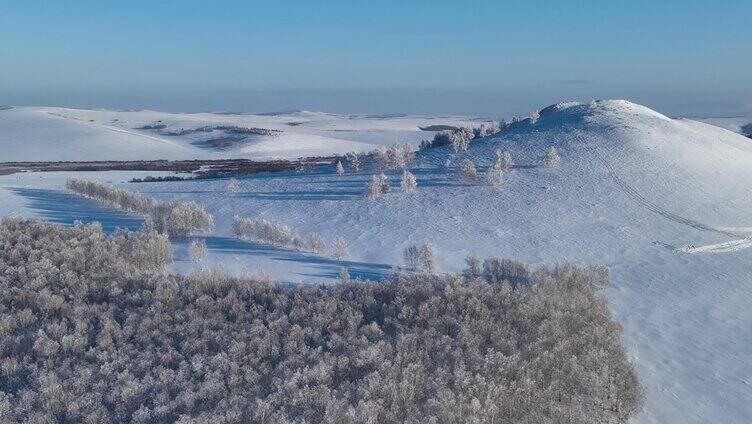 航拍银装素裹的雪原