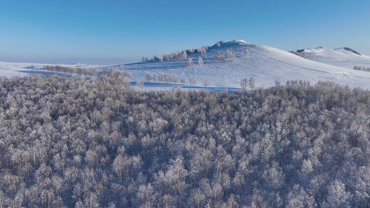 航拍银装素裹的雪原