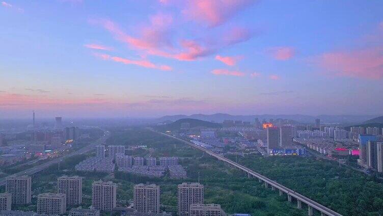 航拍枣庄城市上空的云雾穿行