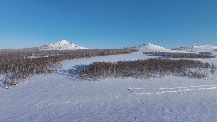 航拍银装素裹的雪原