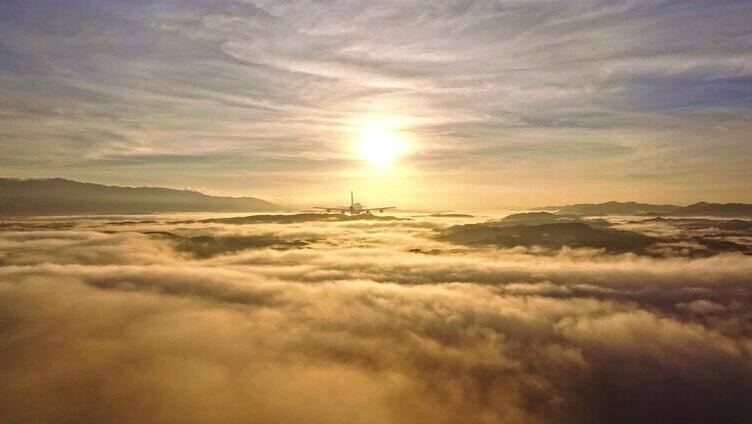 日出飞机飞过云海