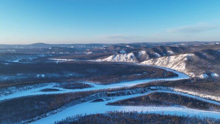 航拍大兴安岭雪色山林蜿蜒雪河