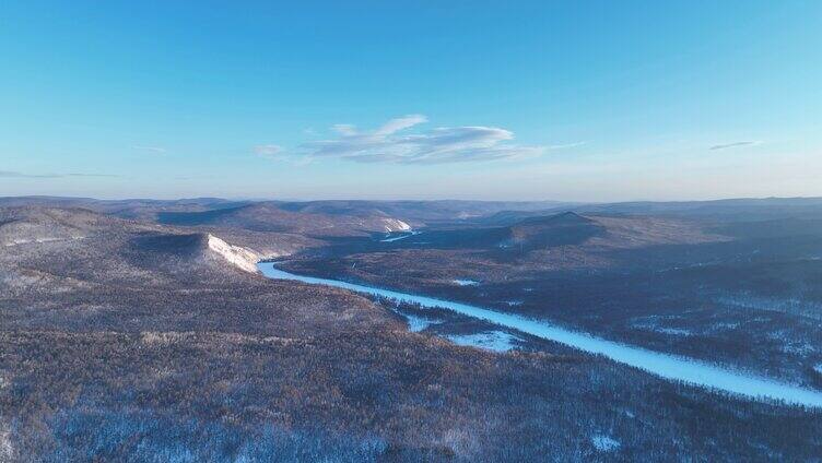 航拍大兴安岭雪色山林蜿蜒雪河