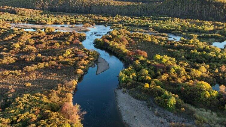 大兴安岭秋季蜿蜒的森林河