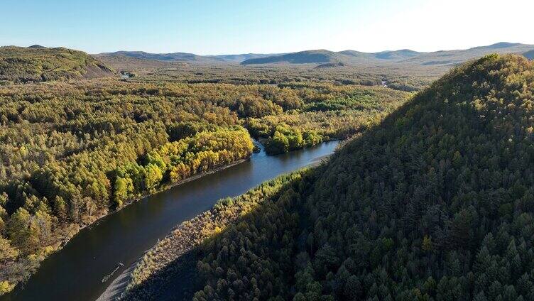 大兴安岭秋季蜿蜒的森林河