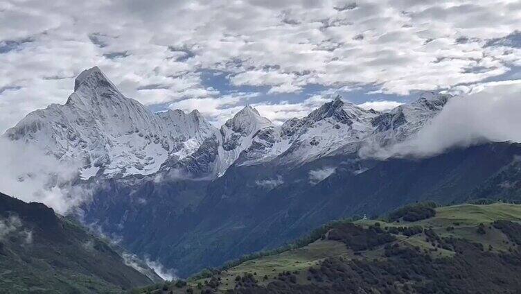 手机拍摄自驾游美丽的雪山 