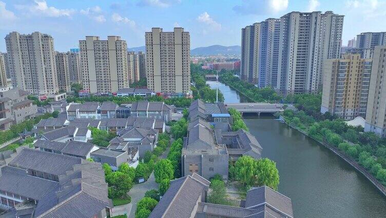 航拍枣庄市中东湖蓝天白云鲁南水城