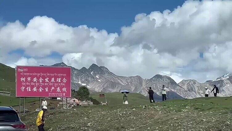 手机拍摄自驾游美丽的雪山 