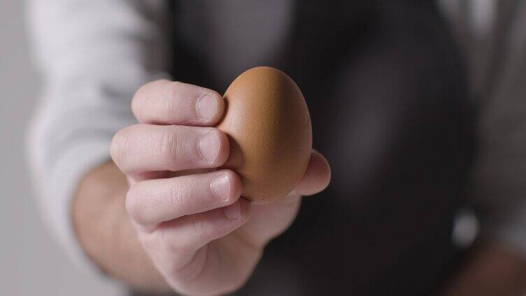 手拿着新鲜鸡蛋