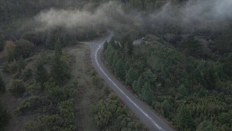 云雾缭绕盘山公路