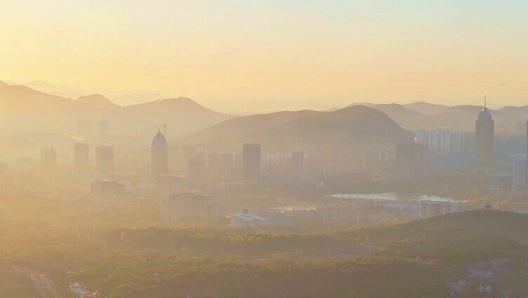 航拍枣庄袁山寨风景区前面的枣庄城