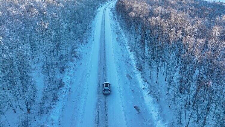 行驶在雪野公路上的越野车