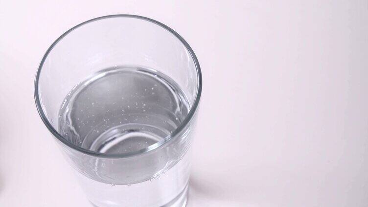 饮用水倒入杯子