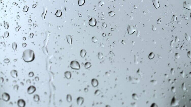 雨水打在玻璃上