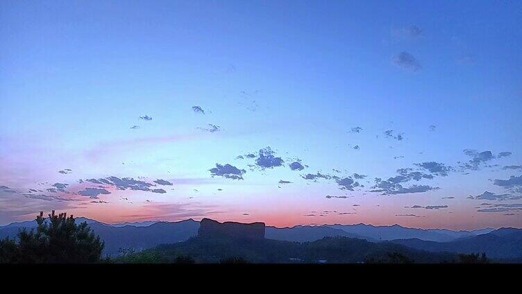 夕阳余晖下的大山