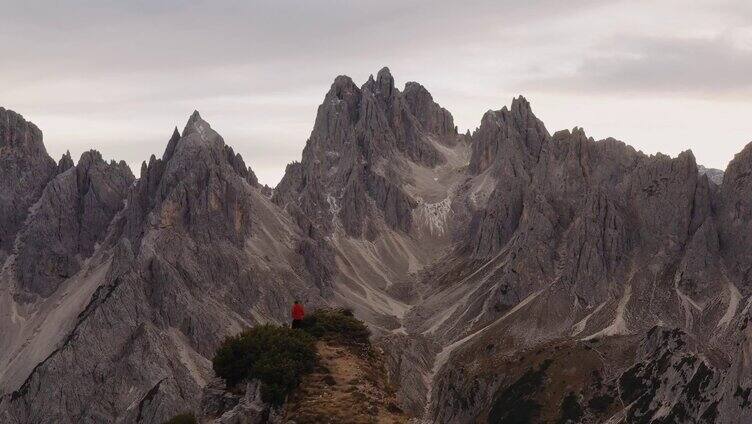 极限运动登山山峰