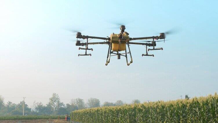 农业科技无人机喷洒农药