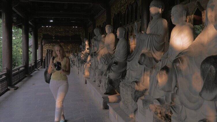 美女参观佛像石雕