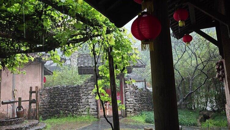 大觉山古镇雨中的早春小庭院