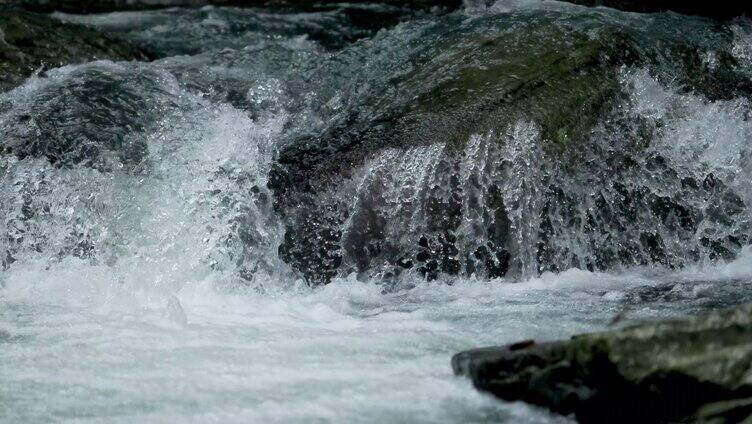 溪河岩石流水潺潺 水花四溅慢动作