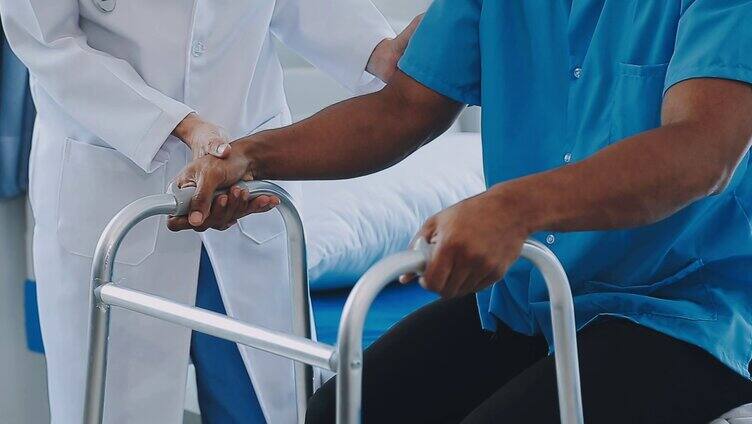 护理人员给病人在做康复训练