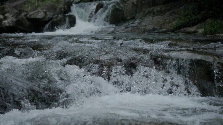 山涧流水潺潺慢动作