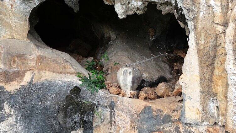 航拍 悬崖上的山洞千年古坛子