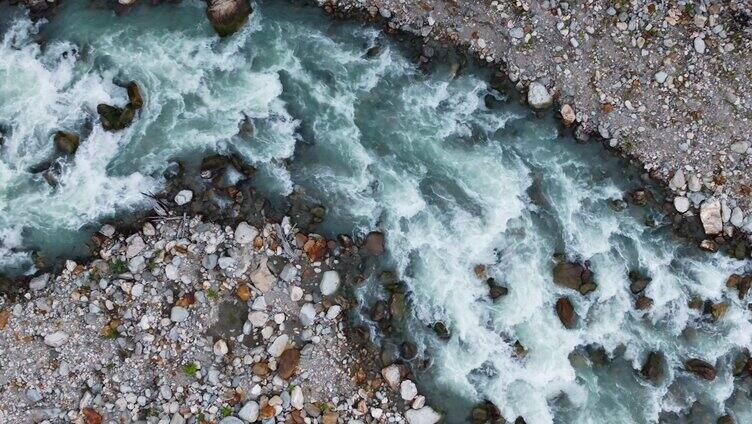 湍急溪流航拍